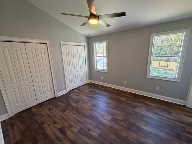 Building Photo - Remodeled bathrooms, new kitchen in this Nashville beauty - REDUCED!!