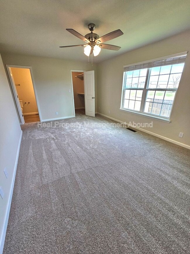 Building Photo - 1611 N Hickory Ave