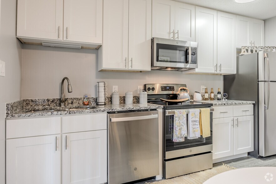 2BR, 2BA - 930SF - Kitchen - Kenridge Apartments