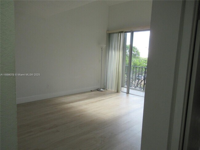 Building Photo - 100 Fontainebleau Blvd