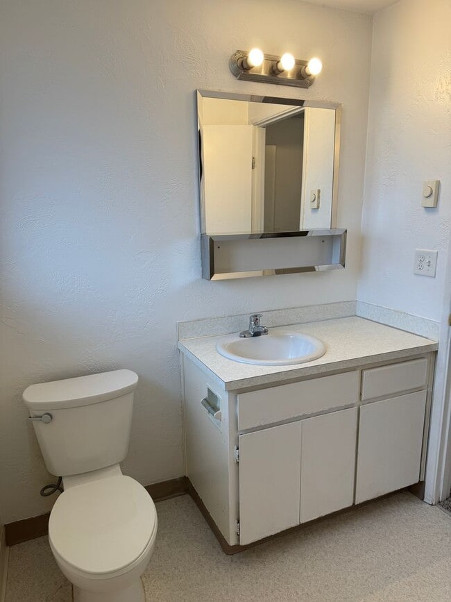 Building Photo - 2 bed 1 1/2 bath duplex in Springfield!