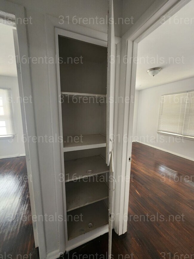 Building Photo - $975 - 3 bedroom / 1 bathroom - Single Fam...