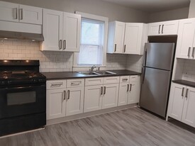 Building Photo - 1609 Chapman Ave SW