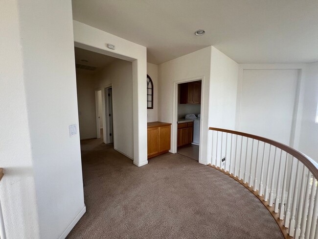 Building Photo - Luxury LAKEFRONT property!!!