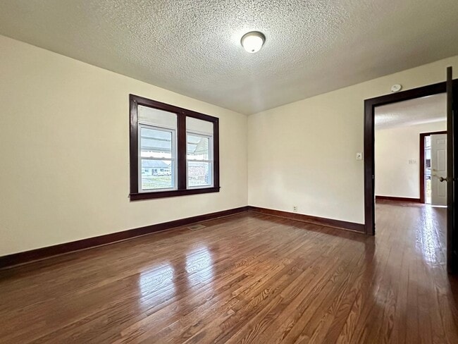 Building Photo - 811 Pembroke Oak Grove Rd