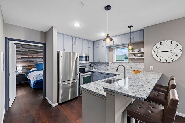 Building Photo - 2Bd/1.75Ba Seattle Condo