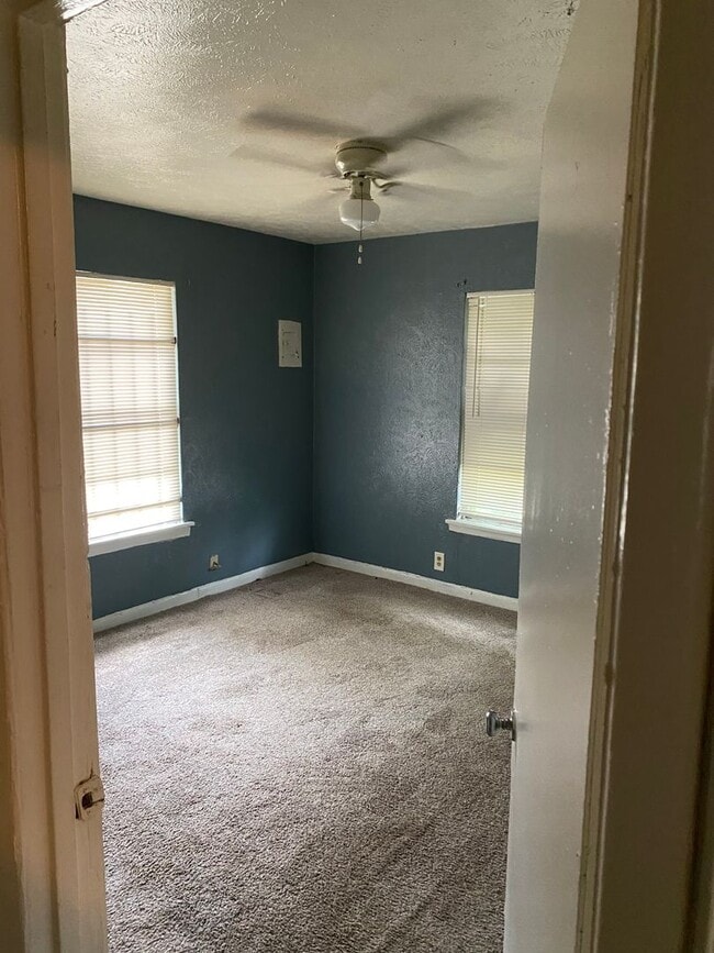 Building Photo - 2 Bedroom 1 Bath available soon