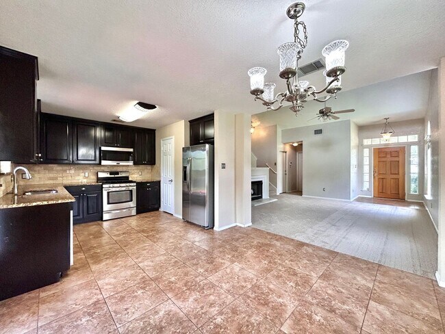 Building Photo - Lovely & Spacious 3/BR 2.5/BA Home in Roun...