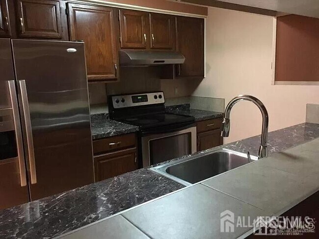 Building Photo - 818 Ravens Crest Dr
