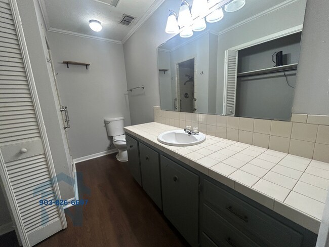 Building Photo - 1025 Crestview Dr S