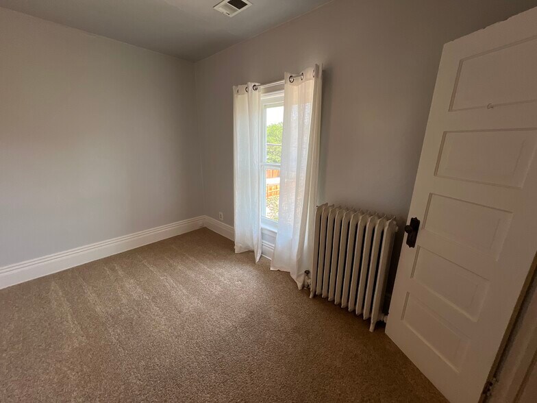 Building Photo - 616 W Mulberry St