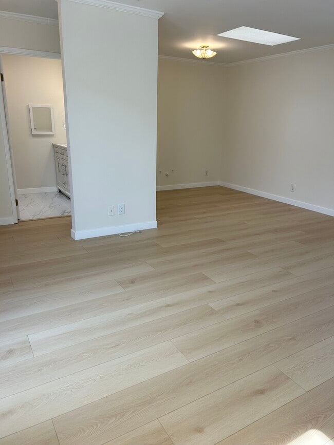 Building Photo - 10760 Russett Ave