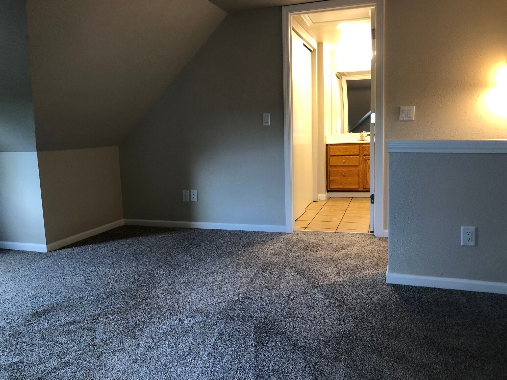 Building Photo - 954 1/2 Jenifer St