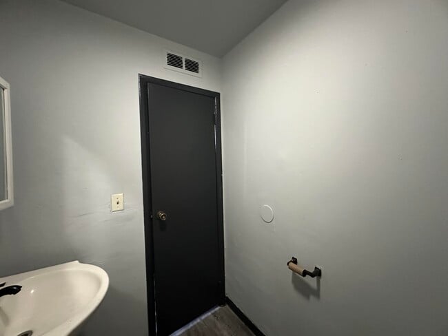 Building Photo - 802 Knollcrest-