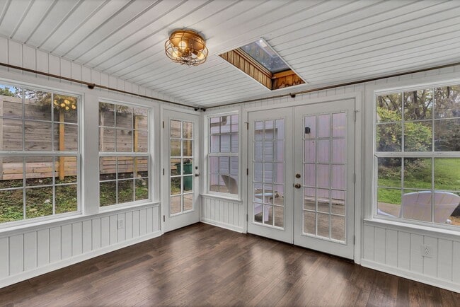 Building Photo - Charlotte Park Charm
