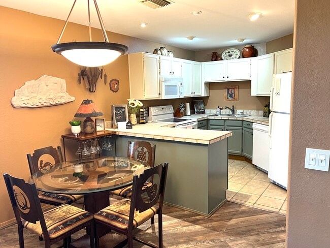 Building Photo - 6655 N Canyon Crest Dr
