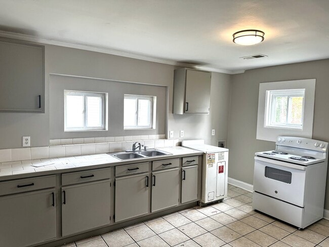 Building Photo - Schedule a Time to Tour this Home! Charming Updated 2 Bed, 1 bath Bungalow!