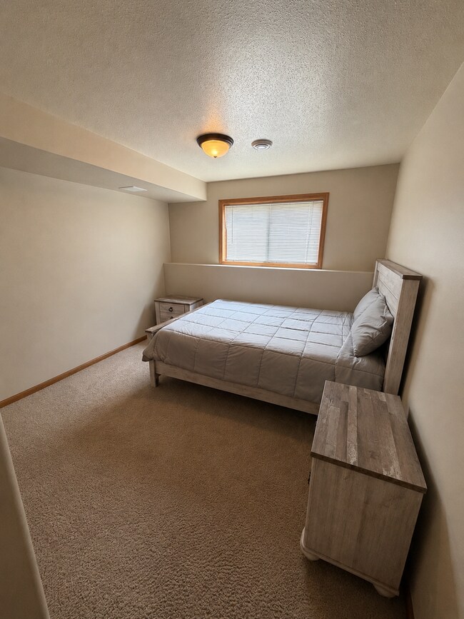 Building Photo - 4BR/2ba Tri-Level Home in Private West Side Neighborhood Near Sherman School