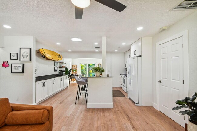 Building Photo - 702 NE 10th Ave