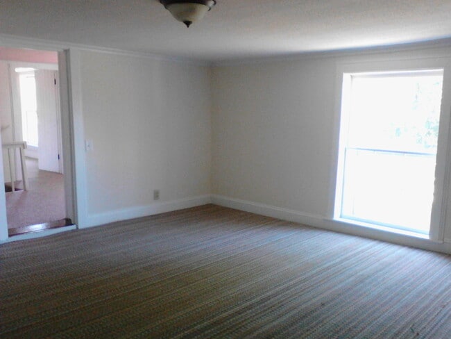 Building Photo - 205 N Cedar St