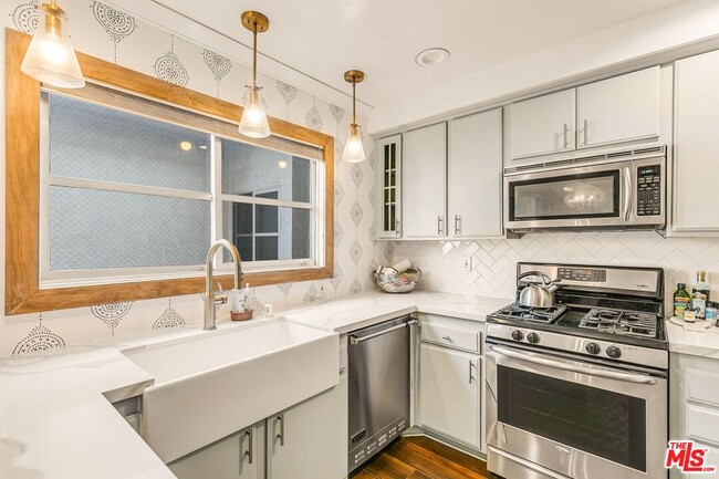 Building Photo - 14050 Magnolia Blvd