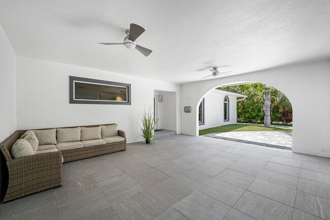 Building Photo - 2540 Mercedes Dr