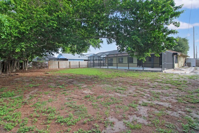 Building Photo - 832 Golf Dr