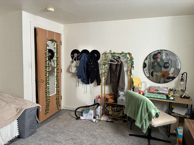 Building Photo - Nice 4 Bed 1 Bath close to UWEC and Water St! Available June 1st