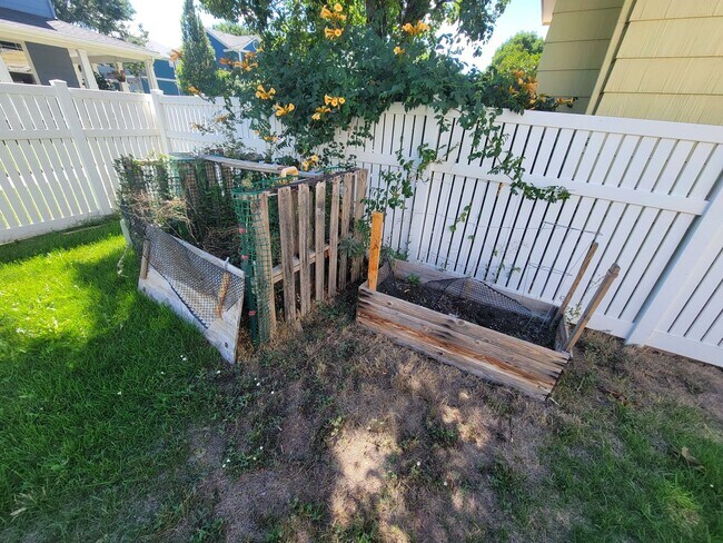 Building Photo - West Longmont 2 story single family home f...