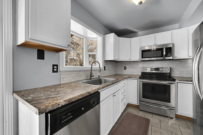 Building Photo - $1,995.95 - 3 Bedrooms, 2 Bathrooms, Single Family Home with Fenced Yard!