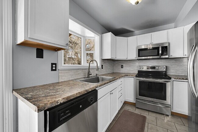 Building Photo - $2,050.00 - 3 Bedrooms, 2 Bathrooms, Single Family Home with Fenced Yard!