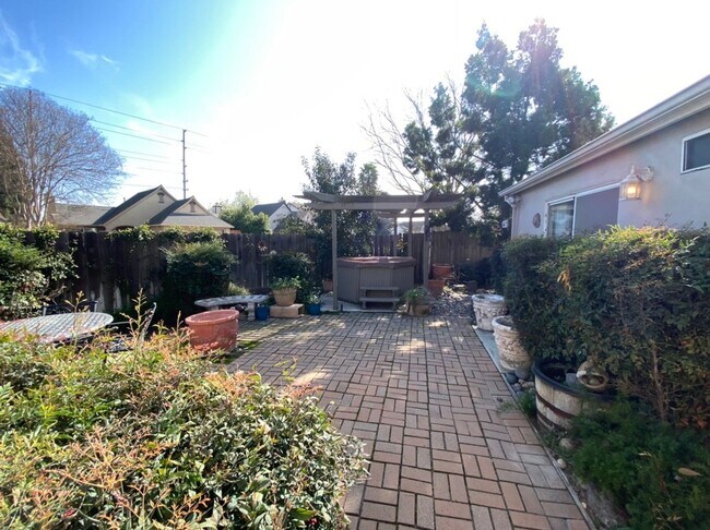 Building Photo - Single story located on a court!