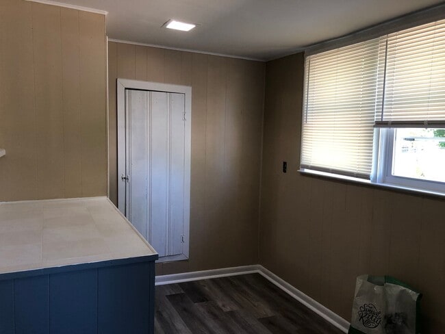 Building Photo - Great 3 Bedroom Home! Freshly Painted! New Flooring! Large Living Area! Eat-in-Kitchen! Screened ...