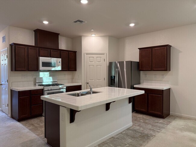 Building Photo - Beautiful Natomas 3 Bed / 2 Bath!