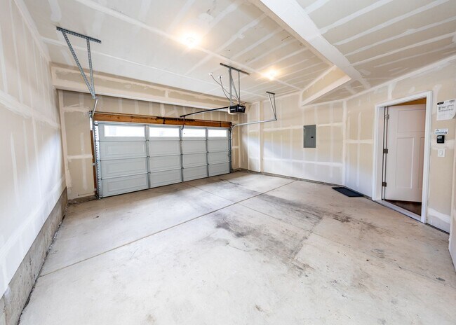 Building Photo - Fully Furnished 3 Bedroom 2.5 Bath Luxury Townhome by Garden of the Gods