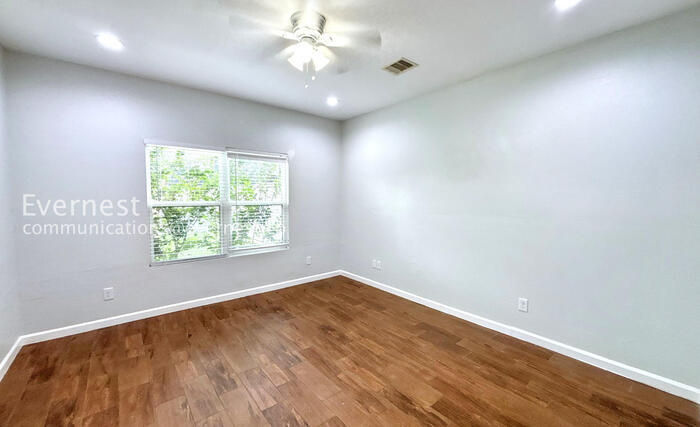 Building Photo - 6701 Paris St