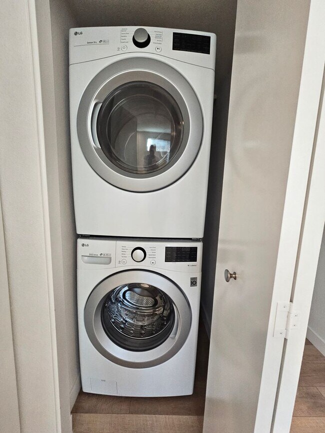 Building Photo - Cherry Creek Beautiful and Bright 1 Bed 1 Bath Condo