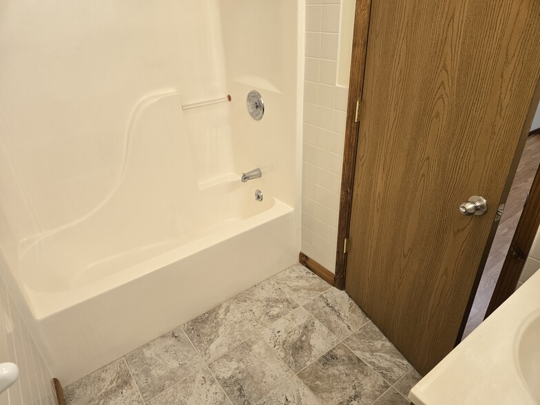 Main Bathroom - 602 Forest Ln