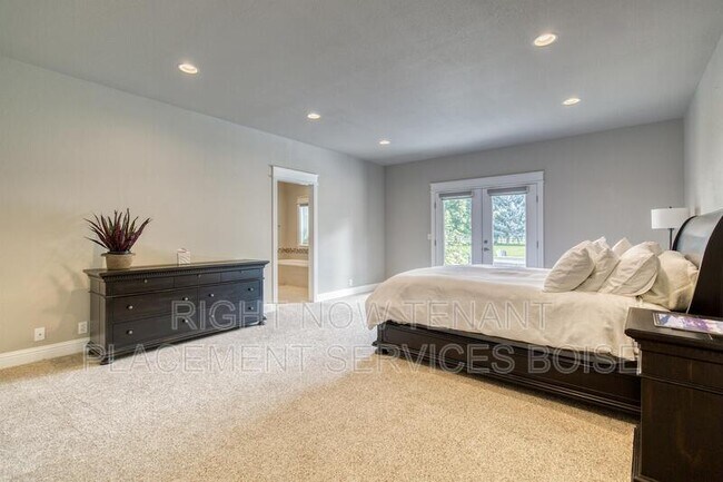 Building Photo - 1646 N Chaucer Way