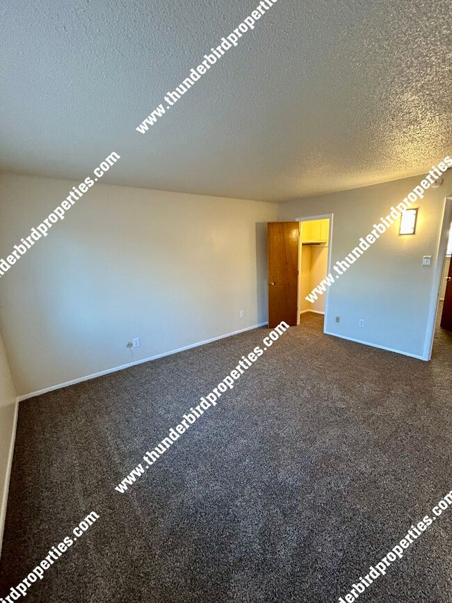 Building Photo - $500 off first months rent!!! Centrally lo...