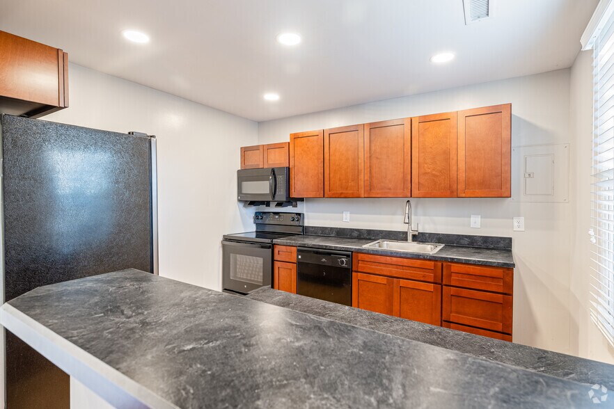 3BR, 2BA - 1,130SF - Kitchen - Villas at Southern Ridge