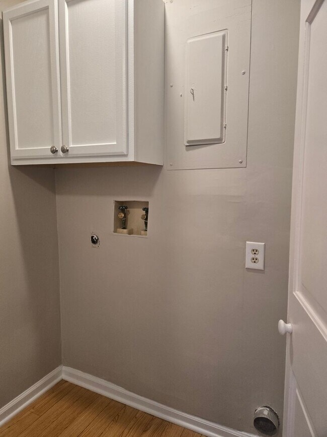 Building Photo - Spacious Townhome with Fully Fenced Privat...