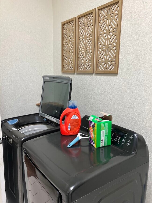 Building Photo - 1105 Granite Hill Rd