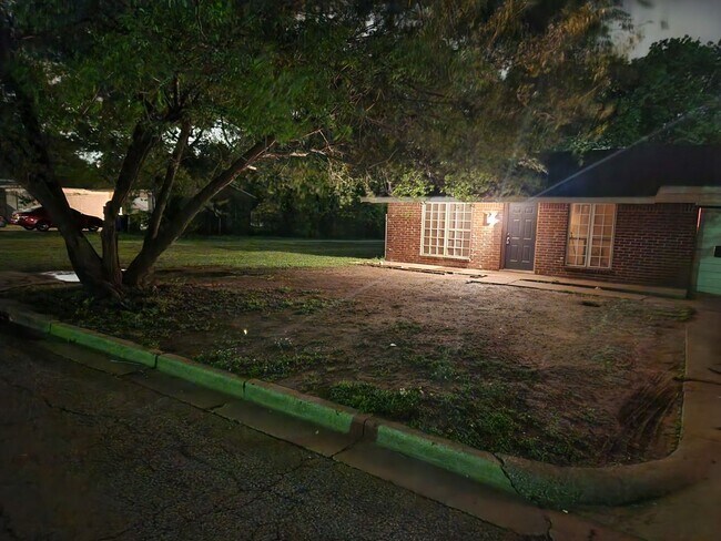 Building Photo - 3 bed 1 bath 1 car garage