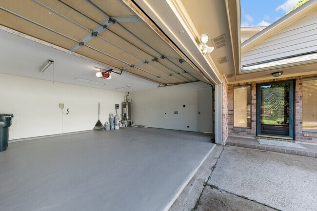 Building Photo - 819 Millpond Dr