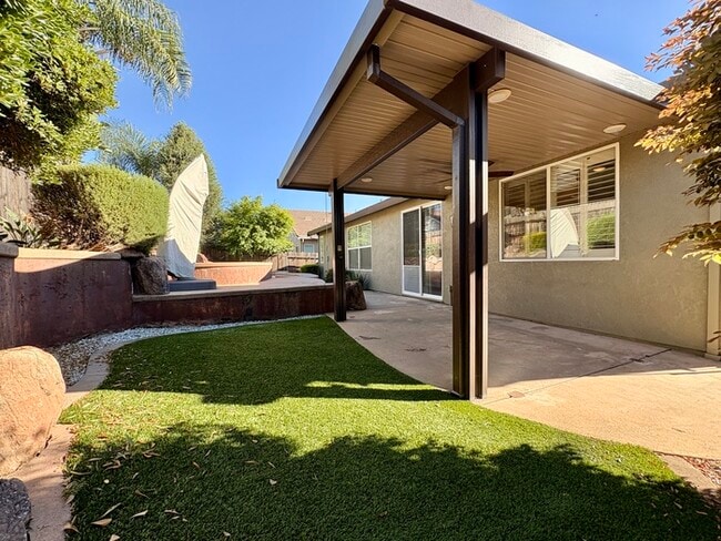 Building Photo - Beautiful 4 Bedroom with a large Pool! Located in Roseville close to a park!