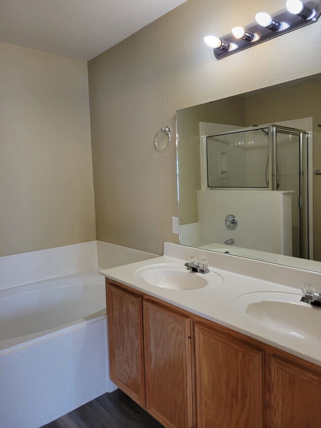 Building Photo - 2611 Echo Dr