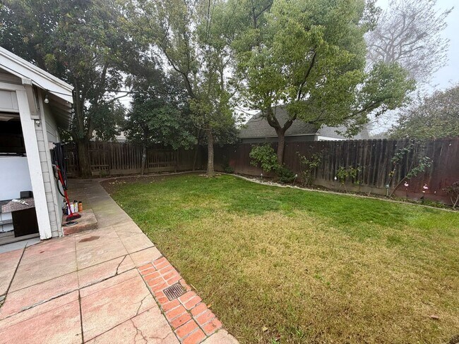 Building Photo - 2 Bed 1 Bath on a quiet street.