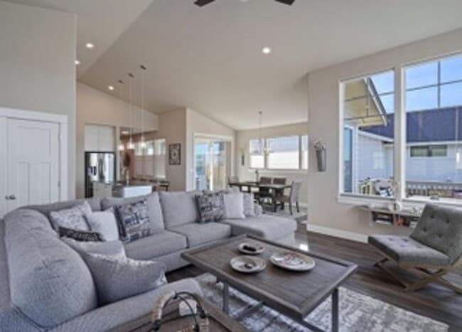 Building Photo - Gorgeous Single Level Home with Mountain V...