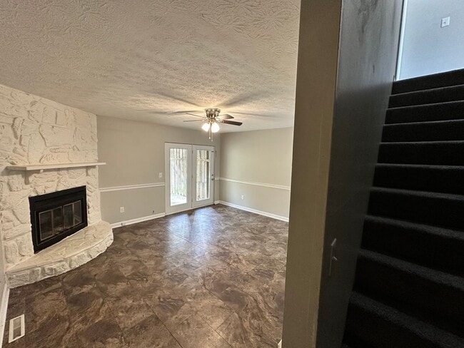 Building Photo - 2-Bed 1.5-Bath Townhome